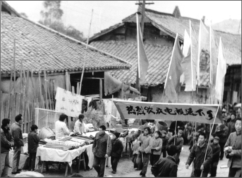 這可能是中國第一場&ldquo;家電下鄉&rdquo;，當時長虹在春季把彩電免費送下鄉，秋天豐收后農民有錢了再去收錢