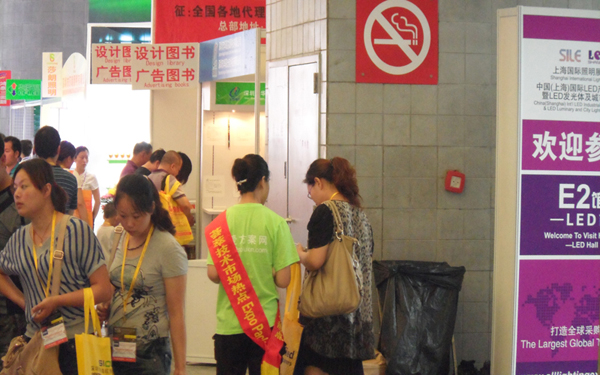 EP工作人員向觀眾派發Expo Pack