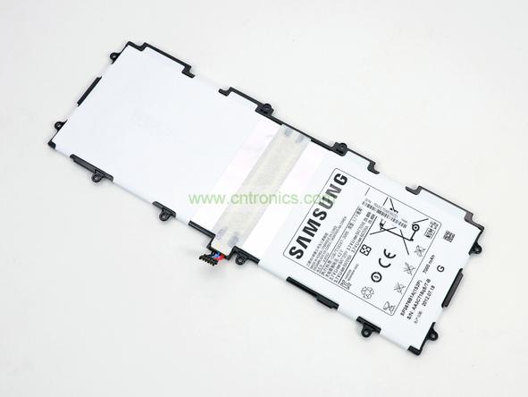 取出電池前要把周圍的帶狀電纜先拔出來，這個比較容易。Galaxy Note 10.1的電池容量為7000mAh,3.7V，預計續(xù)航時間8小時左右，重約136克，占據(jù)了整體重量的23%。不過為了減少機身厚度，電池做得很薄。