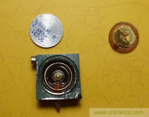 打開可調電阻上面的鋁蓋,取出動臂