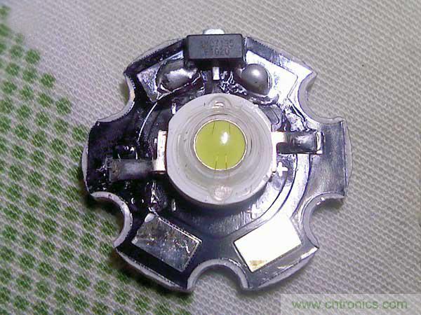 焊接穩流芯片和LED