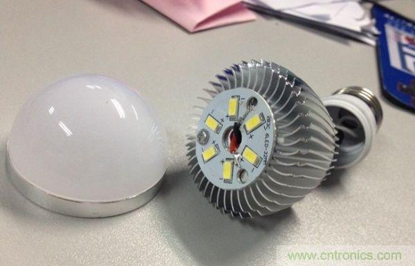 3瓦拆開，基板只有一顆螺絲，還沒擰緊