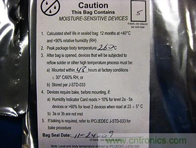 元器件的MSL標簽，上面寫有敏感度等級5以及密封日期和烘烤指南