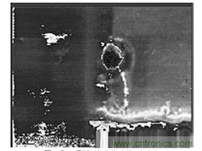 受ESD影響，氧化物沖進一個小孔