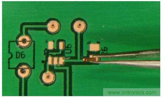 插入鉚釘，并將板子翻轉過來