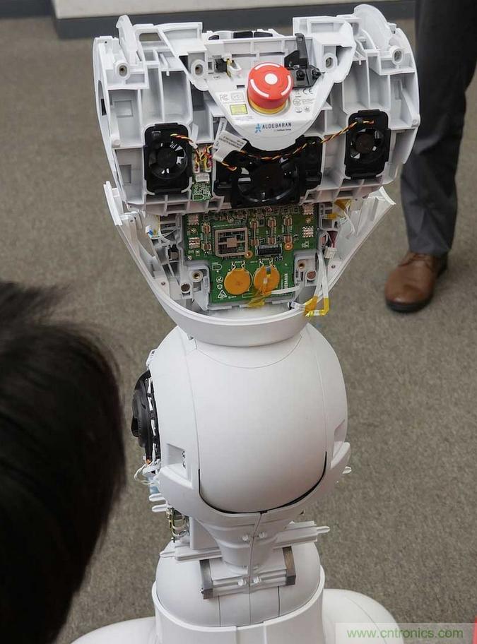 拆解筆記本不過癮，那就來拆拆日本情感機器人吧！