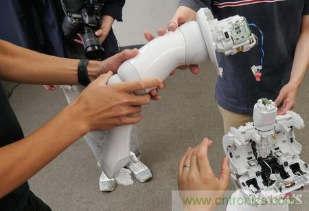 拆解筆記本不過癮，那就來拆拆日本情感機器人吧！