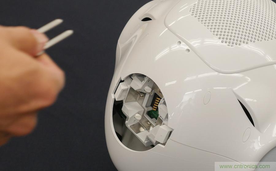 拆解筆記本不過癮，那就來拆拆日本情感機器人吧！