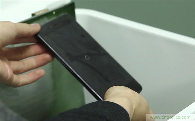 手機抗凍性能大挑戰：iPhone被完爆