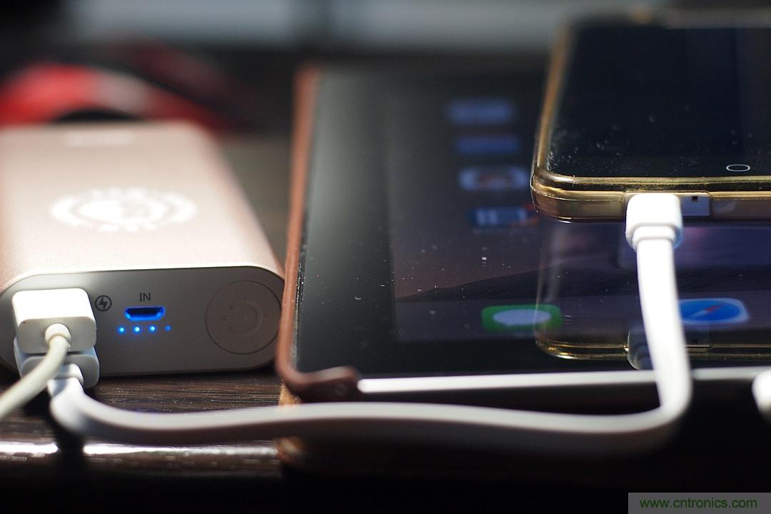 移動電源也玩雙引擎？快到你想象不到