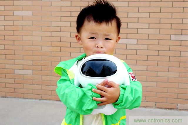 “爸爸再不陪我,我就長大了”——小騰機器人