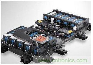 【導讀】電池管理系統（BMS）作為實時監控、自動均衡、智能充放電的電子部件，起到保障安全、延長壽命、估算剩余電量等重要功能，通過一系列的管理和控制，保障電動汽車的正常運行。   據相關統計，2013年全球電池管理系統市場產值成長逾10%，2014年至2016年成長幅度將大幅躍升至25-35%。到2020年前，電動汽車將保持約15%~30%的年復合增長率，除了純電動汽車、插電式混合動力汽車和混合動力汽車的數量增長之外，新型的48V輕度混合動力系統也將顯著促進增長。鑒于此，電子發燒友采訪了美國力特公司（Littelfuse）中國區銷售總監查勇。  針對當前市場，力特公司中國區銷售總監查勇談到，當前基于低或零排放而改善空氣質量的需求，對汽車提出更高的效率要求，隨著整個汽車中電負載的增加（如汽車動力的提升、多媒體用電等），要求高電壓供電以及更強大的供電系統。  目前電動汽車/混合動力汽車架構主要有四類：一是HEV（Hybrid），油、電混合動力，電池靠發動機充電；二是PEV（Plug-in），油、電混合，電池需外部充電；三是BEV（ Battery Electric Vehicle），純電池供電；四是化學燃料電池供電。查勇表示，當前油、電混合動力汽車占有的市場比例比較大，后期會慢慢往純電動轉型。   那么，鋰離子電池有哪些優勢？  我們知道，電動汽車的供電系統是由若干個鋰離子電池組成的。   鋰電池組是由一個個電池單元組成，每一個電池組大約有500~7000個單元，這對電池的管理與控制提出了更高的要求。   鋰電池技術將是任何類型電動汽車的基礎。查勇表示，目前還在不斷改進之中，未來將提供所需的最佳成本及功能性，對于成本在未來幾年里預計將降低四分之一到三分之一，而能量密度具有相同的增長幅度。在上圖中，鉛酸電池、鎳氫電池、鋰離子電池的比較表，可以看到鋰離子電池在功率密度和充電循環壽命上的優勢是其它無法替代的。    鋰電池系統存在哪些技術瓶頸？   對于鋰離子電池技術方面，還有很多地方需要進一步完善，查勇談到主要有三點：  其一，充放電狀態。當充放電狀態在一定范圍內時電池才能安全可靠地運行，高放電和過充電會降低鋰離子電池的效率和壽命，理想的荷電狀態為最大充電量的20%至90%左右；  其二，安全電池工作電壓。保持電池電壓在最低2 V和最高4.2 V之間，過高的電池電壓會導致過多的電流流動，在最壞的情況下，短路會破壞電池；  其三，熱管理。溫度控制尤為重要，因為過高的溫度可能會在負極過程中導致一種聯鎖反應，從而導致因可能的電極短路以及可燃氣體從有機溶劑（電解液）中除氣而發生危險情況。  要使電池工作在可靠和安全的狀態，就必須管理電池的充、放電狀態，及監管電池的安全工作電壓，目前大多采用的是主動均衡和被動均衡技術。查勇補充到，對于保護器件保險絲而言，小體積，高電壓仍是一個技術難點。  安全性方面該如何把控？  鋰離子電池需要通過電池管理系統進行仔細監測和調節，對電池管理系統本身進行保護是保證這一重要的系統在所有情況下（組裝、保養、正常操作）安全可靠。    在短路情況下，會在電力線上引起強大的電流。查勇表示，針對這樣的情況，推薦使用具有較高分斷能力的保險絲的合適的熔斷技術，如力特公司的0HEV系列。電池管理系統通常通過高阻抗感應線連接，因此短路電流會顯著降低，允許使用電子保險絲，電當然壓高低要求取決于電池結構。   針對電池保護，力特保險絲和TVS二極管保護具有很大的優勢：   1） 作為全球保護器件的領導者，力特提供全系列的保護器件，包括Fuse、PPTC TVS Diode、TVS Diode Array，同時提供不同的保護方案；  2） 所有器件滿足AEC-Q101和AEC-Q200汽車認證；  3） LAB 能針對客戶提供多樣的測試需求。   查勇指出，隨著越來越多的汽車應用（如電池傳感器線路保護）依賴電子保險絲，在目前汽車中使用的電子保險絲沒有定義官方標準的情況下，力特根據 AEC-Q200 準則制定了一項測試計劃，對保險絲在汽車應用的適用性和可靠性進行測試，這項測試計劃包含18項測試，例如1000小時高溫高濕測試、1000循環溫度沖擊測試、特殊機械沖擊及振動測試等，所用的樣本量也有更加嚴格的要求。&ldquo;只是一次測試做到了還不夠，如何保證每批貨都通過這個測試？整個質量控制體系才能保證高品質的一致性和持續性，這是某些廠商所不具備的，需要特別注意。&rdquo;   另外，力特不斷在汽車應用電子保險絲的合格范圍內提供更多的產品。對于直流濾波電容和IGBT的保護，過去使用的是齊納二極管，但是它們無法提供與 TVS 二極管相同的優勢，如快速響應、更高的浪涌能力和更高的可靠性。   比如，車載充電器通過CAN 總線與其他系統進行通信，在密集的汽車環境中，CAN 線路會遭受ESD或其他汽車系統通過耦合或傳導而引起的其他瞬變所導致的過電壓應力。對此，查勇表示，針對CAN總線開發出了專用的保護器件，SM24CANA和SM24CANB. 其不僅具有ESD能力，還有一定的抗浪涌能力，同樣也滿足AEC-Q101汽車認證。  不難發現，鋰電池系統是由若干單節電池組成的，架構都比較復雜，是整個系統能否可靠工作的關鍵所在，也極易受到靜電、開關功率負載、感應浪涌、過負載、短路等過電流和過電壓得威脅，因此精心選擇和正確放置保護元器件進行過電壓和短路保護尤為重要。  最后，查勇表示，大力發展新能源汽車已成為各國共識，世界主要國家如美國、中國、日本、德國、韓國、英國等都紛紛建立了自己宏偉的新能源汽車產業規劃。新能源汽車的安全性問題，一直是汽車產業的重點工作之一，在展望新能源汽車快速發展的同時，我們須認識到，穩定、高效、安全、可靠的電池管理系統產品，是保障電動汽車的正常運行的關鍵，只有這樣新能源汽車才能擁有可持續發展的未來。