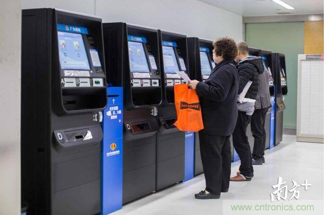 探路政務辦事柜臺“無人化”,引領“互聯網+政務”革新 探路政務辦事柜臺“無人化”,引領“互聯網+政務”革新