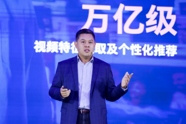 數據洪流下的算力突圍：英特爾以生態之力破局AI規?；? width=