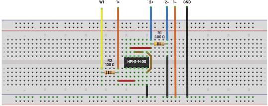   材料  ? ADALM2000主動學習模塊 ? 無焊試驗板和跳線套件 ? 一臺HPH1-1400L 6繞組變壓器 ? 一臺HPH1-0190L 6繞組變壓器 ? 兩個100 Ω電阻  說明  在無焊試驗板上構(gòu)建圖2所示的電路。需要使用此設(shè)置來測量初級/次級匝數(shù)比為1:1的三種不同配置下，兩個變壓器型號各自的頻率響應。兩個紅色箭頭表示在初級和次級使用同一個線圈的配置中連接源電阻和負載電阻的位置。藍色箭頭對應的是在初級和次級使用兩個串聯(lián)線圈的配置。綠色箭頭對應的是在初級和次級使用三個串聯(lián)線圈的配置。