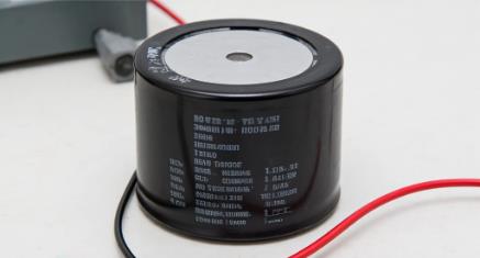 薄膜電容使用指南：從安裝到維護(hù)的七大關(guān)鍵注意事項